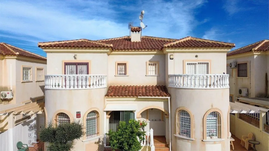 Сasa de 3 dormitorios en Torrevieja, España No. 1739 № 1