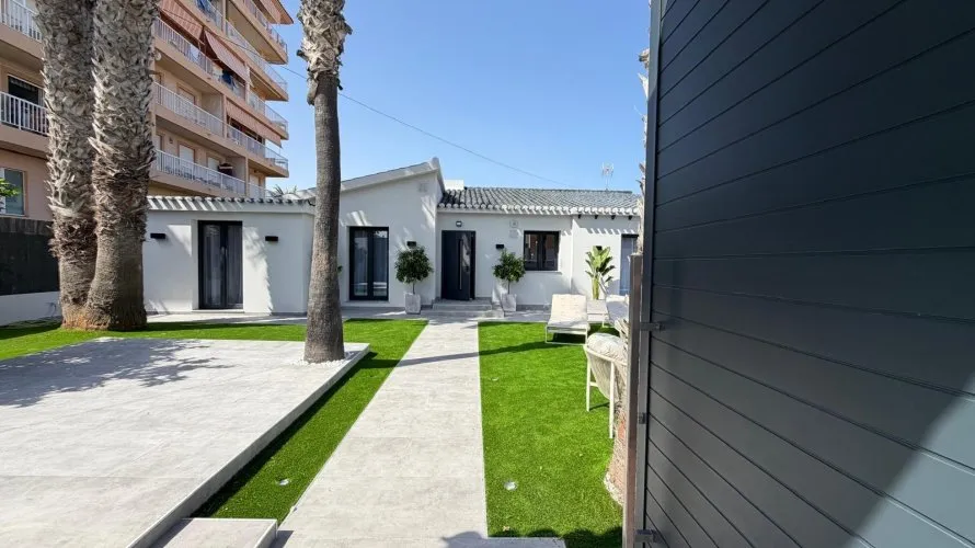 Villa de 4 dormitorios en Torrevieja, España No. 1713 № 3