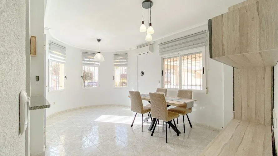 Сasa de 3 dormitorios en Torrevieja, España No. 1739 № 11