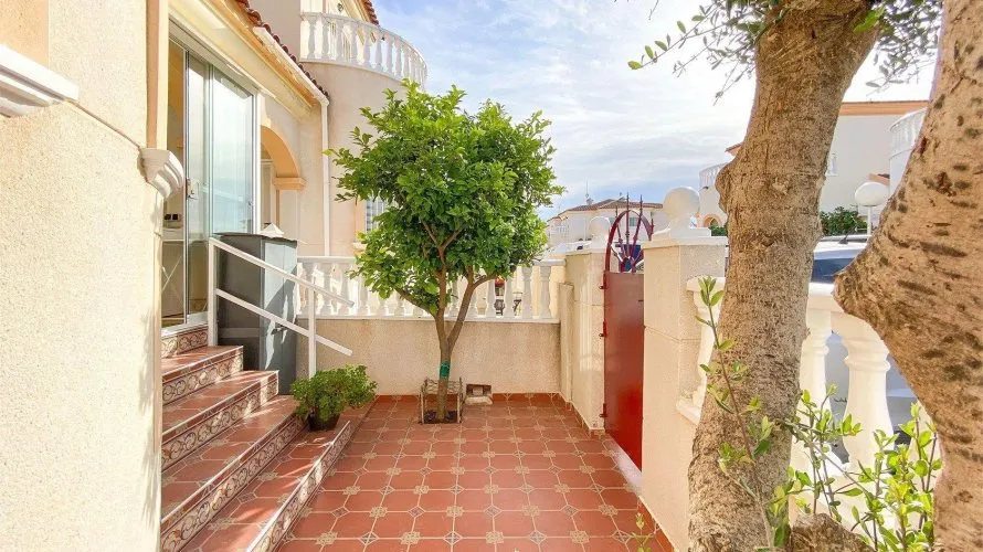 Сasa de 3 dormitorios en Torrevieja, España No. 1739 № 7
