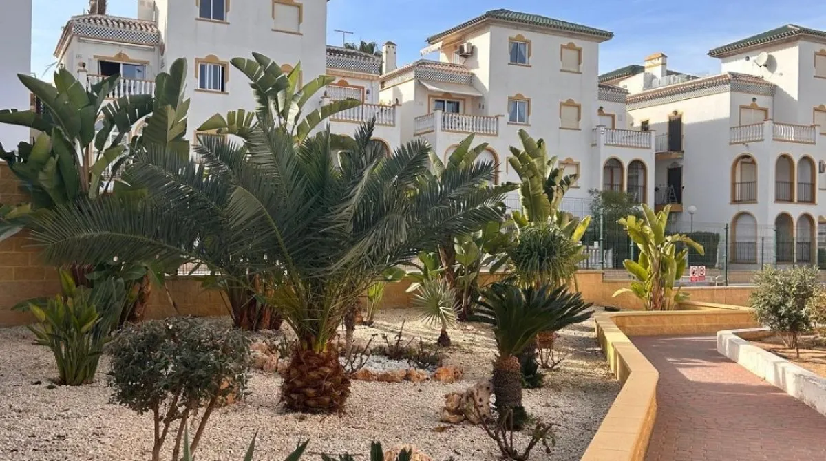 Bungalow de 2 dormitorios en Torrevieja, España No. 1774