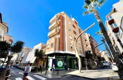 Propiedad comercial de 45m² en Torrevieja, España No. 1921