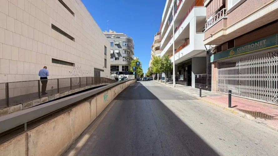 Propiedad comercial de 98m² en Torrevieja, España No. 1860