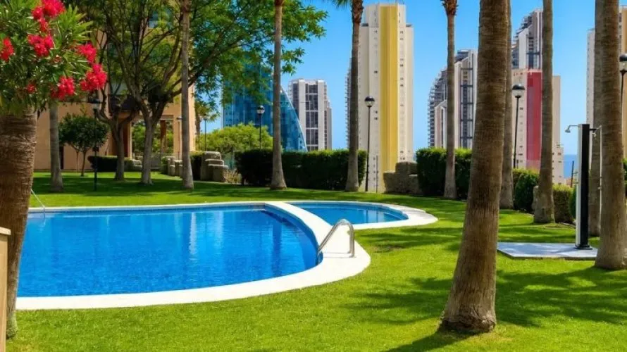 Apartamento de 2 dormitorios en Benidorm, España No. 1911 № 2
