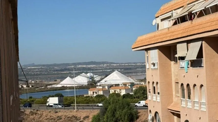 Apartamento de 2 dormitorios en Torrevieja, España No. 1935 № 3