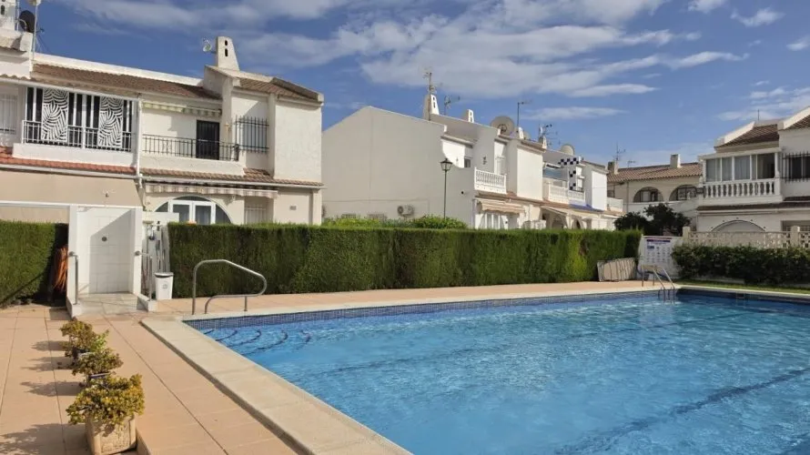 Bungalow de 1 dormitorio en Torrevieja, España No. 1969 № 1