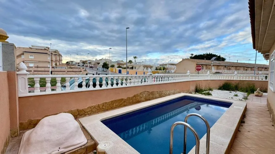 Apartment de 3 chambres à Torrevieja, Espagne No. 702