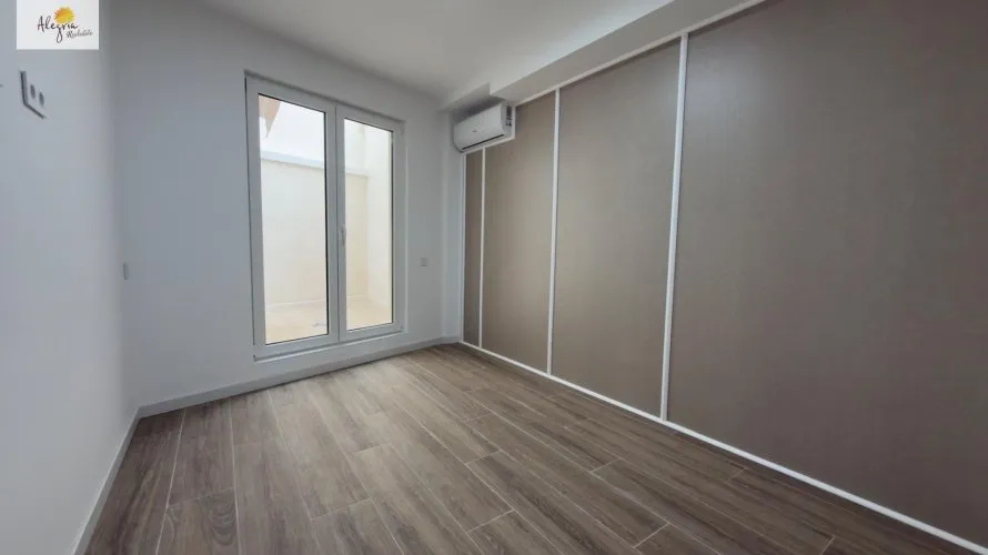Commercial property de 8 chambres à Alicante, Espagne No. 217 № 2