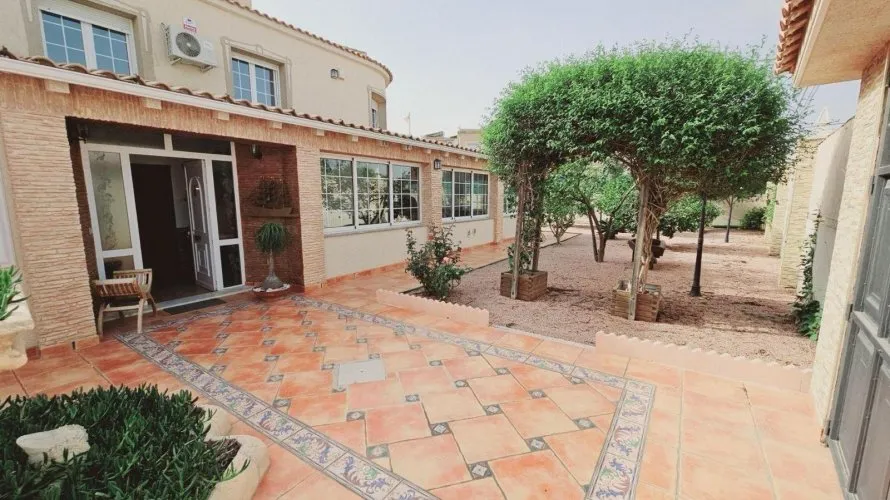Villa de 5 chambres à Torrevieja, Espagne No. 507 № 1