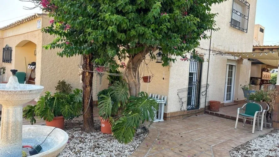 Villa de 4 chambres à Torrevieja, Espagne No. 516 № 1