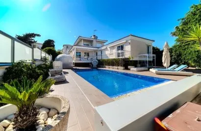 Villa de 5 chambres à Torrevieja, Espagne No. 519
