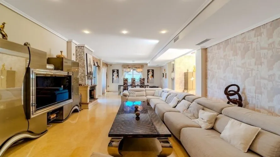 Villa de 5 chambres à Torrevieja, Espagne No. 519 № 1