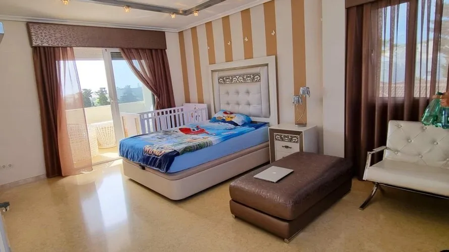 Villa de 239m² à Torrevieja, Espagne No. 194 № 4