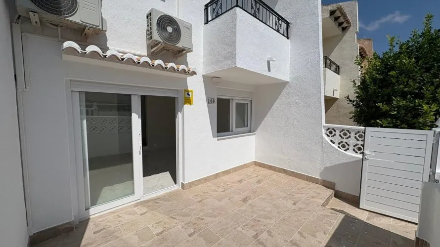 House de 3 chambres à Torrevieja, Espagne No. 561 № 24