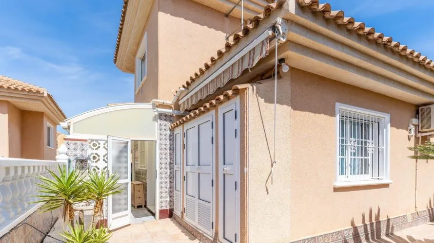 Villa de 3 chambres à Torrevieja, Espagne No. 180 № 6
