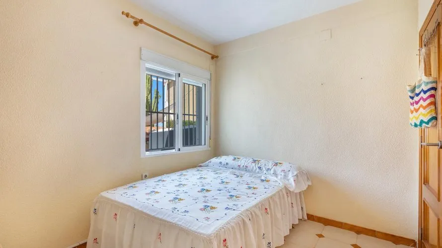 Villa de 4 chambres à Torrevieja, Espagne No. 590 № 11