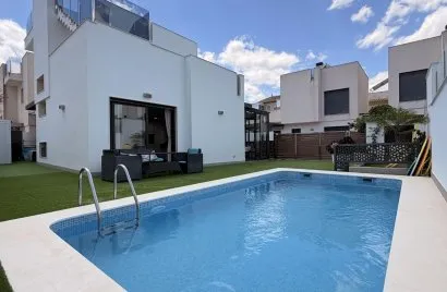 Villa de 5 chambres à Torrevieja, Espagne No. 1167