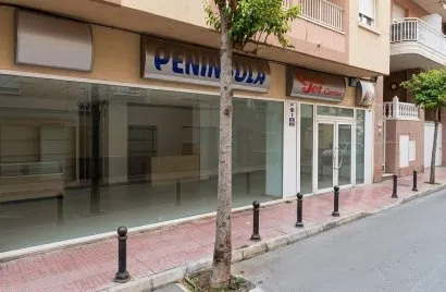 Commercial property de 100m² à Torrevieja, Espagne No. 1555