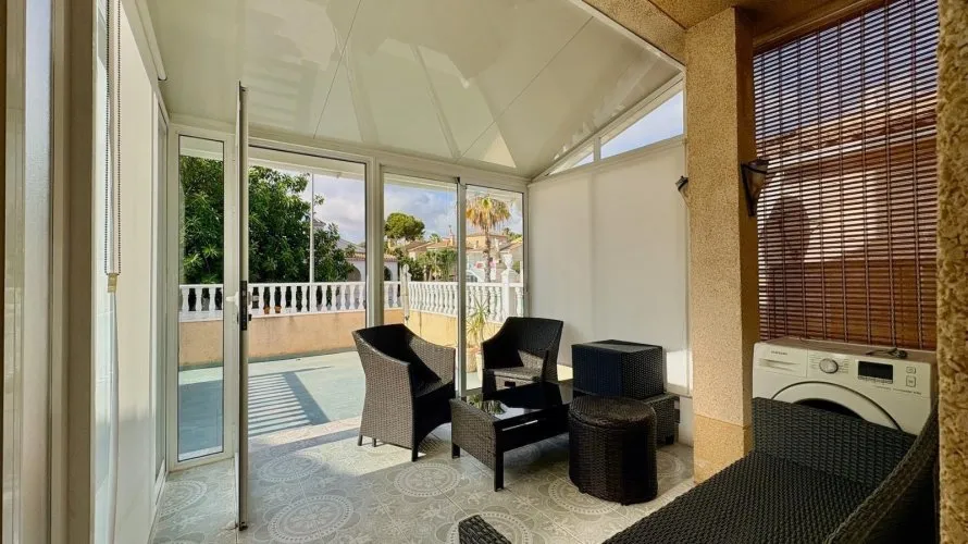 House de 4 chambres à Torrevieja, Espagne No. 1702 № 2