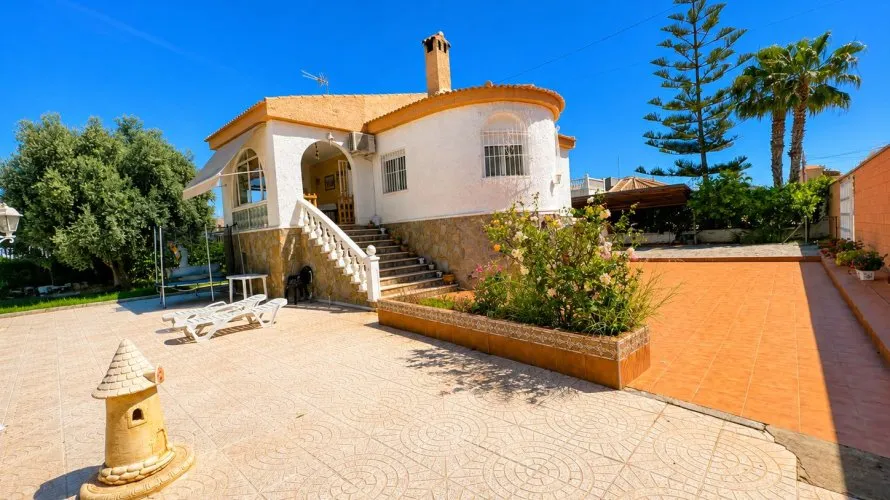 Villa de 200m² à Torrevieja, Espagne No. 1682 № 3
