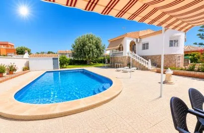 Villa de 200m² à Torrevieja, Espagne No. 1682