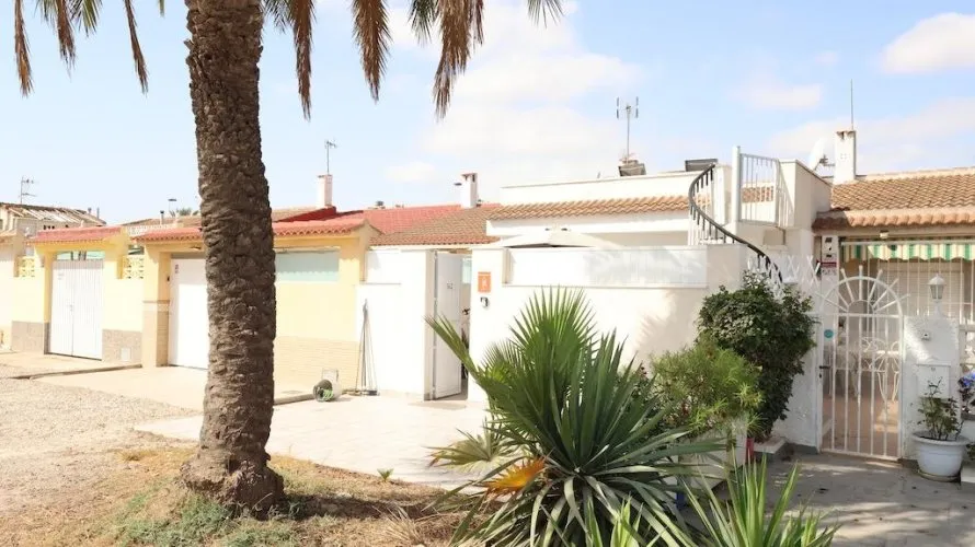 Bungalow de 3 chambres à Torrevieja, Espagne No. 1883