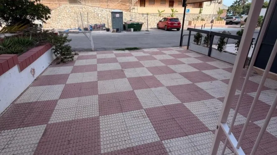 Commercial property de 100m² à Torrevieja, Espagne No. 1986