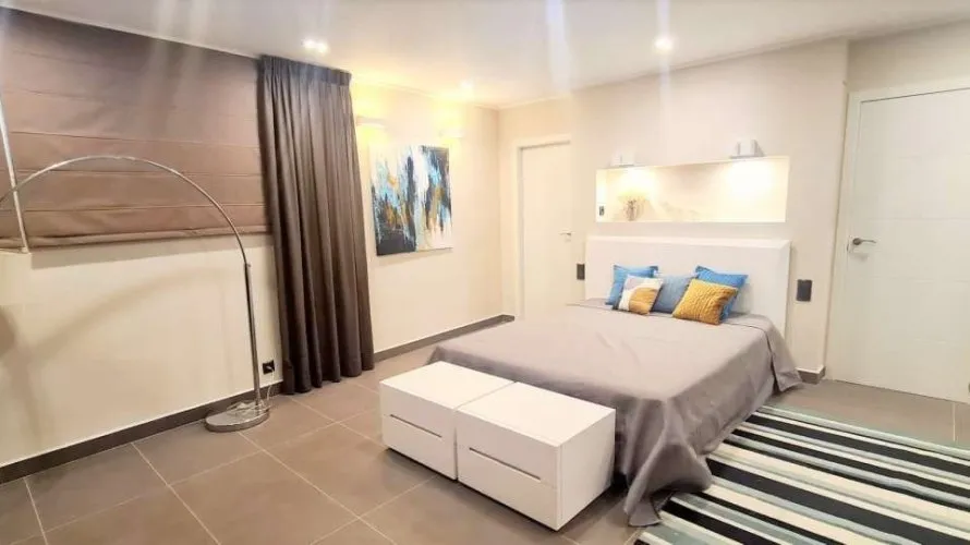 5 bedrooms villa for sale, Calpe, Spain No. 268 № 1