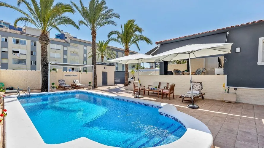 4 bedrooms villa for sale, Torrevieja, Spain No. 590 № 1