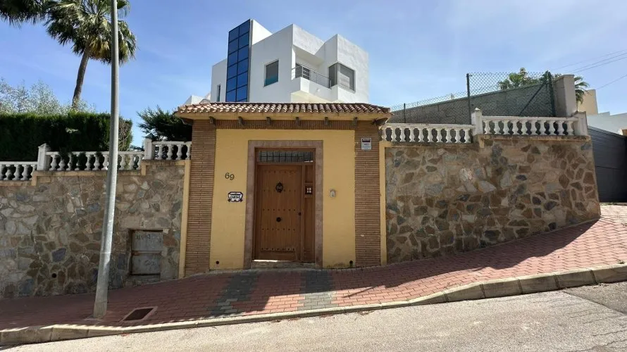 4 bedrooms apartment for sale, Torrevieja, Spain No. 755 № 1