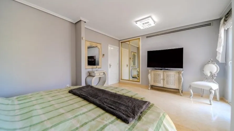 5 bedrooms villa for sale, Torrevieja, Spain No. 519 № 11