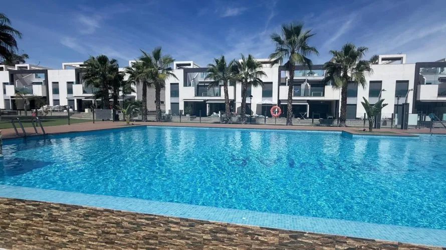 160m² bungalow for sale, Guardamar del Segura, Spain No. 572