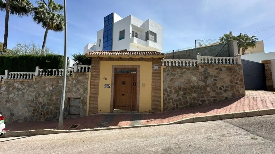 4 bedrooms apartment for sale, Torrevieja, Spain No. 755 № 2
