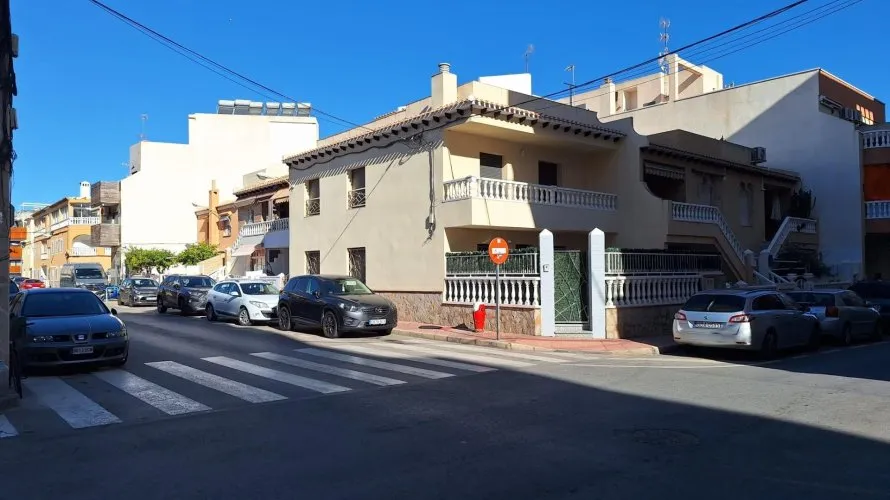 3 bedrooms house for sale, Torrevieja, Spain No. 646 № 2
