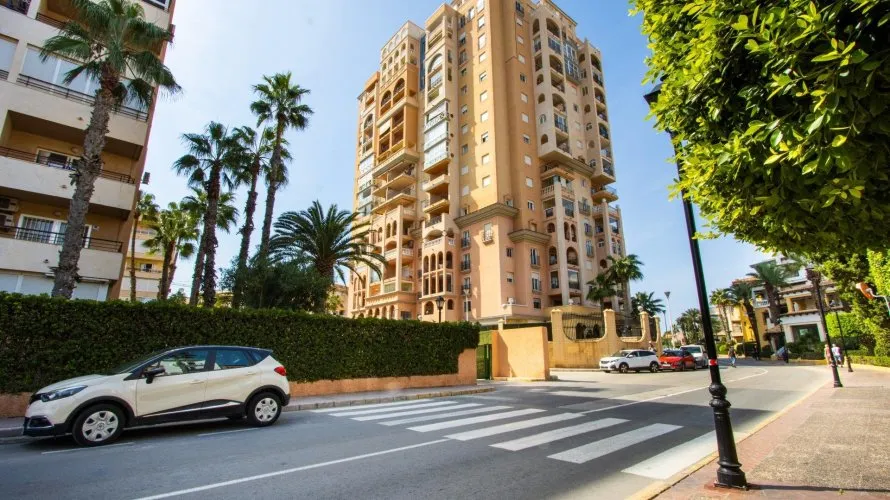 3 bedrooms apartment for sale, Torrevieja, Spain No. 204 № 1