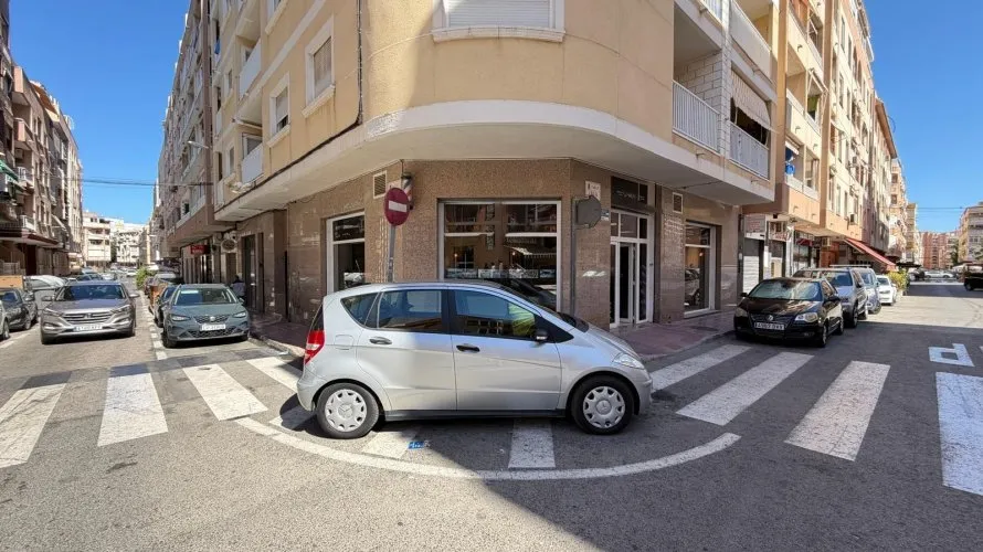 121m² commercial property for sale, Torrevieja, Spain No. 1573 № 2