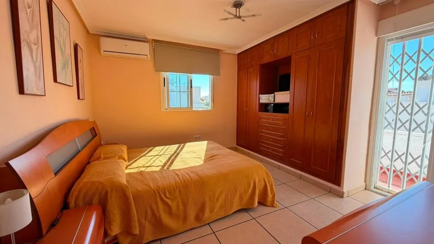 3 bedrooms house for sale, Torrevieja, Spain No. 1349 № 2