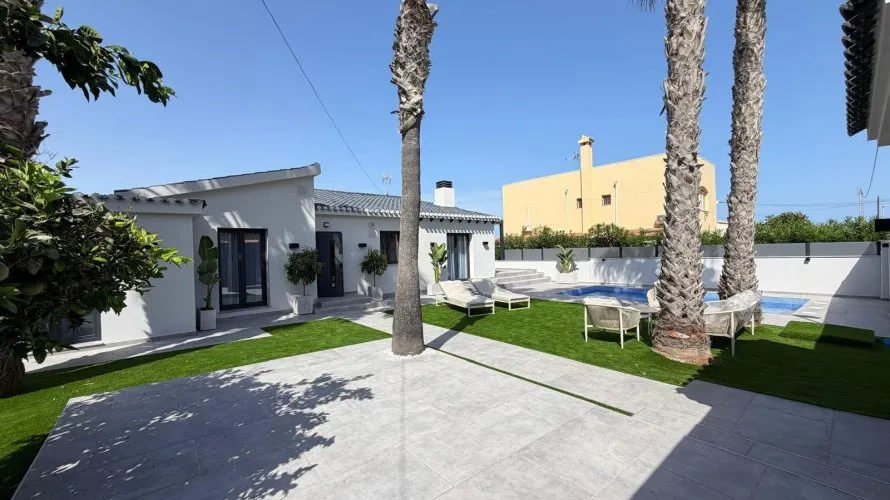 4 bedrooms villa for sale, Torrevieja, Spain No. 1713 № 1