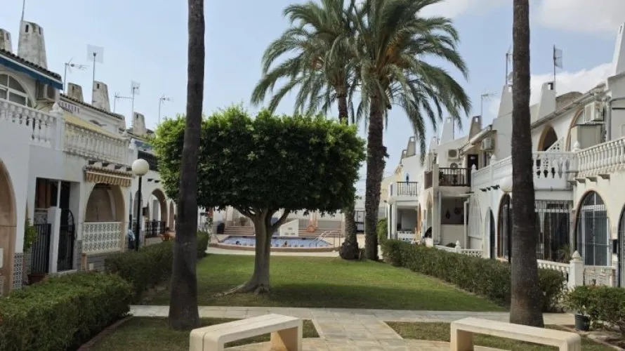 2 bedrooms house for sale, Torrevieja, Spain No. 1970 № 1
